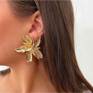 SHASHI OVERSIZED TROPICAL FLOWER GOLD PLATED STUDS